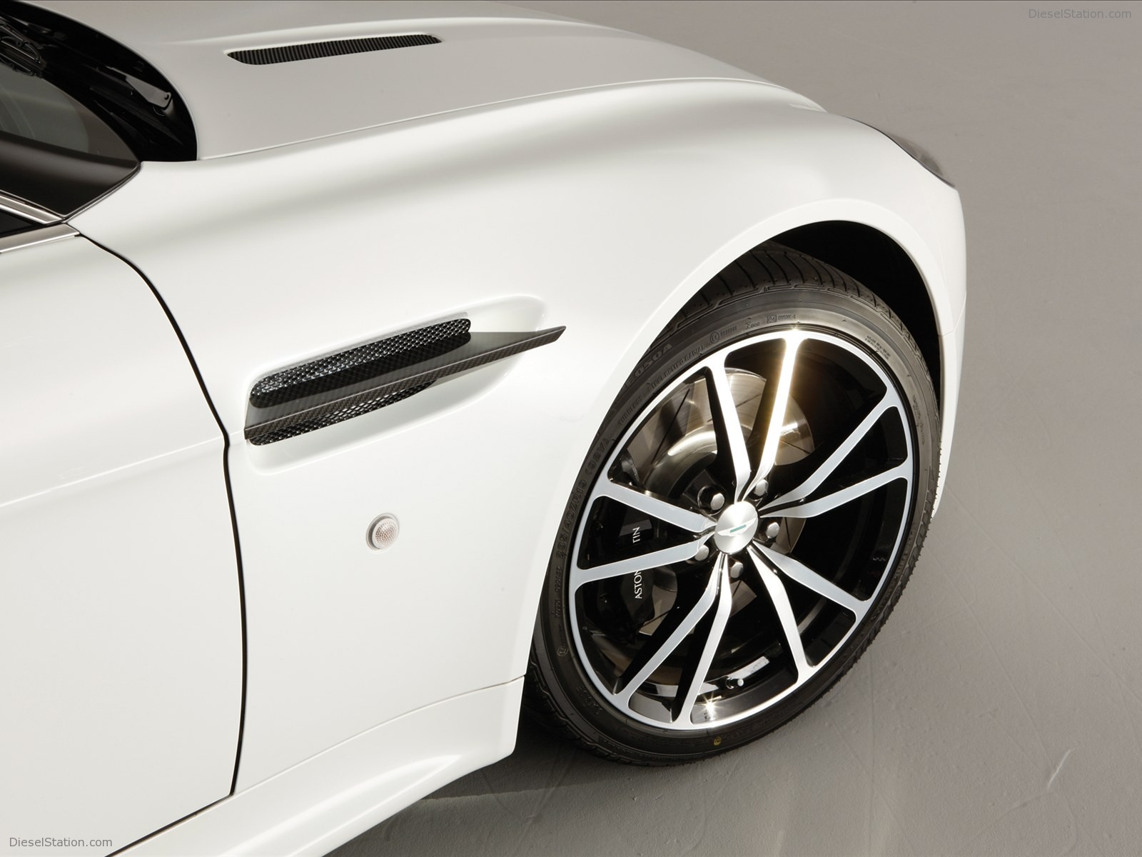 Aston Martin V8 Vantage N420 2011